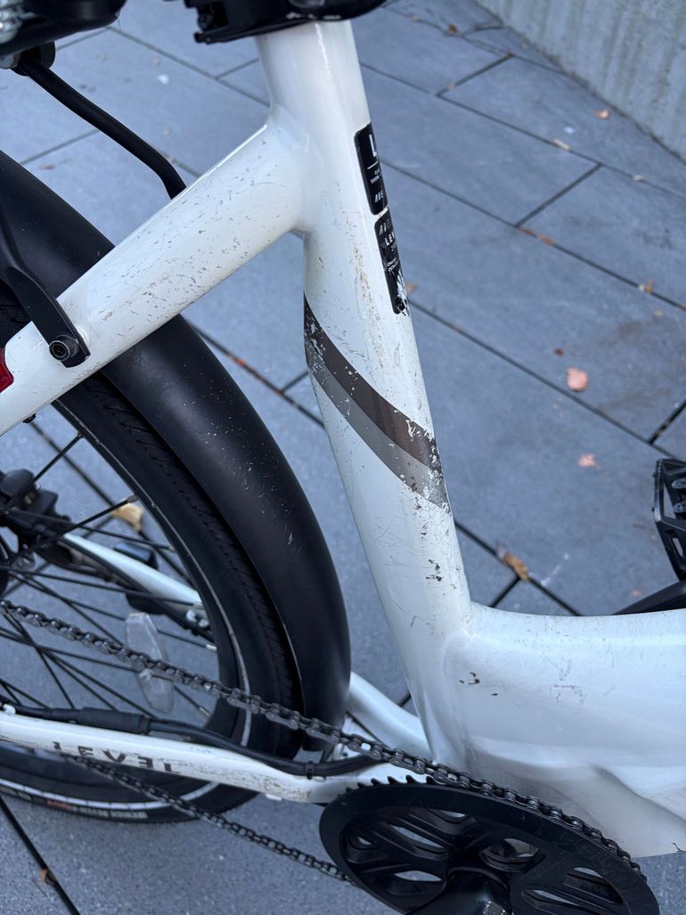 Used Aventon Level 2 Step-Through 2025 2025 Mountainbike, White, 27.5 — image 16 of 18