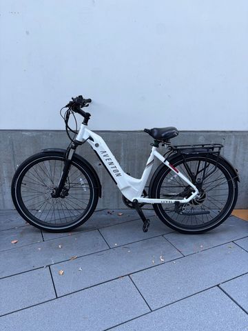 Used Aventon Level 2 Step-Through 2025 2025 Mountainbike, White, 27.5 — image 2 of 18
