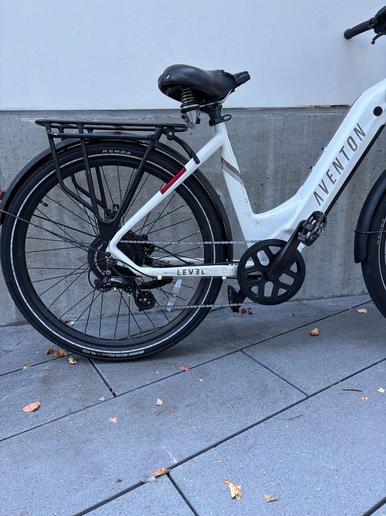 Used Aventon Level 2 Step-Through 2025 2025 Mountainbike, White, 27.5 — image 3 of 3