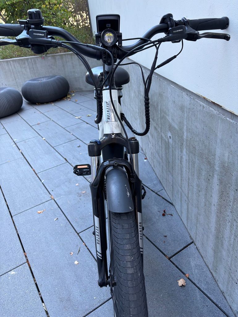 Used Aventon Level 2 Step-Through 2025 2025 Mountainbike, White, 27.5 — image 5 of 18