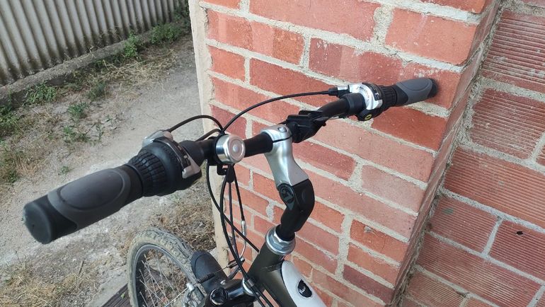 Gebrauchtes DECATHLON Custom Shimano Altus 2008 Urban, Hellgrau — Bild 2 von 4