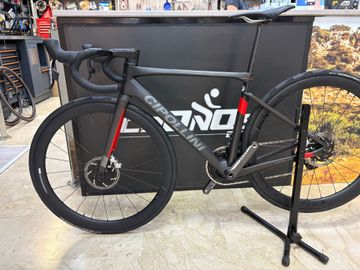 Tweedehands Cipollini DOLOMIA - SRAM RED E-TAP AXS D1- Tune Schwarzbrenner 20 Skyline Disc 2024 2024 Road & Gravel
