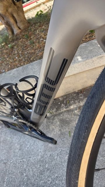 Used BMC Roadmachine THREE 2026 2026 Road & Gravel, Light Gray — image 10 of 13