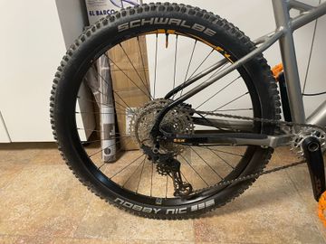 Marin Custom Shimano Deore 2022 Mountainbike usato, Grigio chiaro — immagine 4 di 7