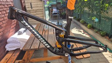 Brugt Propain TYEE 6 CF 27.5 Goldrush 2023 Frameset 2023 Mountainbike — billede 2 af 20