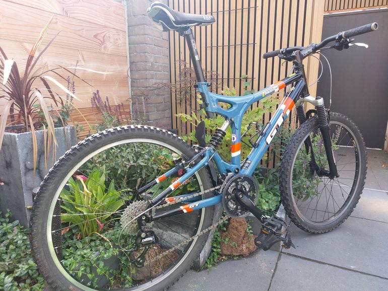 GT I Drive 5.0 2000 Mountainbike usato, Blu — immagine 2 di 5