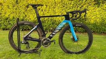 Tweedehands Canyon Aeroad CFR Disc eTap 2021 2021 Road & Gravel