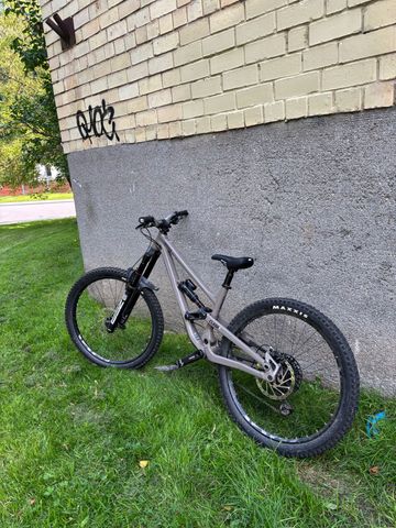 Used Commencal Clash Other SRAM 2023 Mountainbike, Black — image 2 of 10
