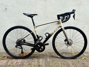 Liv Avail advanced Shimano 105 Di2 2024 Road & Gravel usato