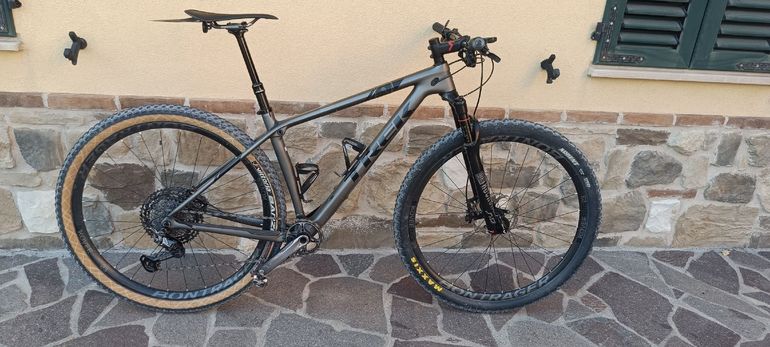 Used Trek Procaliber Shimano XTR 2021 Mountainbike, Light Gray — image 2 of 13