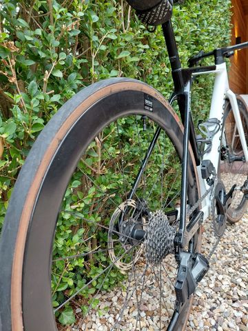Canyon Ultimate CF SL 7 eTap 2023 2023 Road & Gravel usato, Bianco — immagine 3 di 5