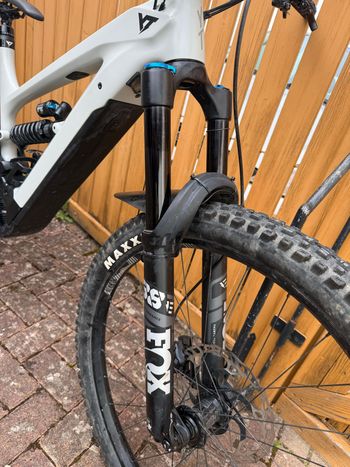 Used YT Custom Shimano Deore XT 2021 Mountainbike, Light Gray — image 8 of 12