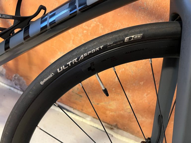 CUBE ATTAIN SLX 2023 2023 Road & Gravel usato, Grigio chiaro — immagine 10 di 25