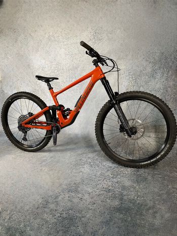 Specialized Enduro Comp 2023 2023 Mountainbike de segunda mano, Naranja — imagen 2 de 15