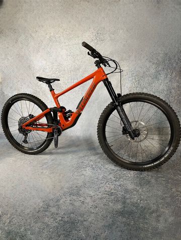 Used Specialized Enduro Comp 2023 2023 Mountainbike, Orange, 29 — image 2 of 15