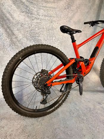 Specialized Enduro Comp 2023 2023 Mountainbike de segunda mano, Naranja — imagen 6 de 15