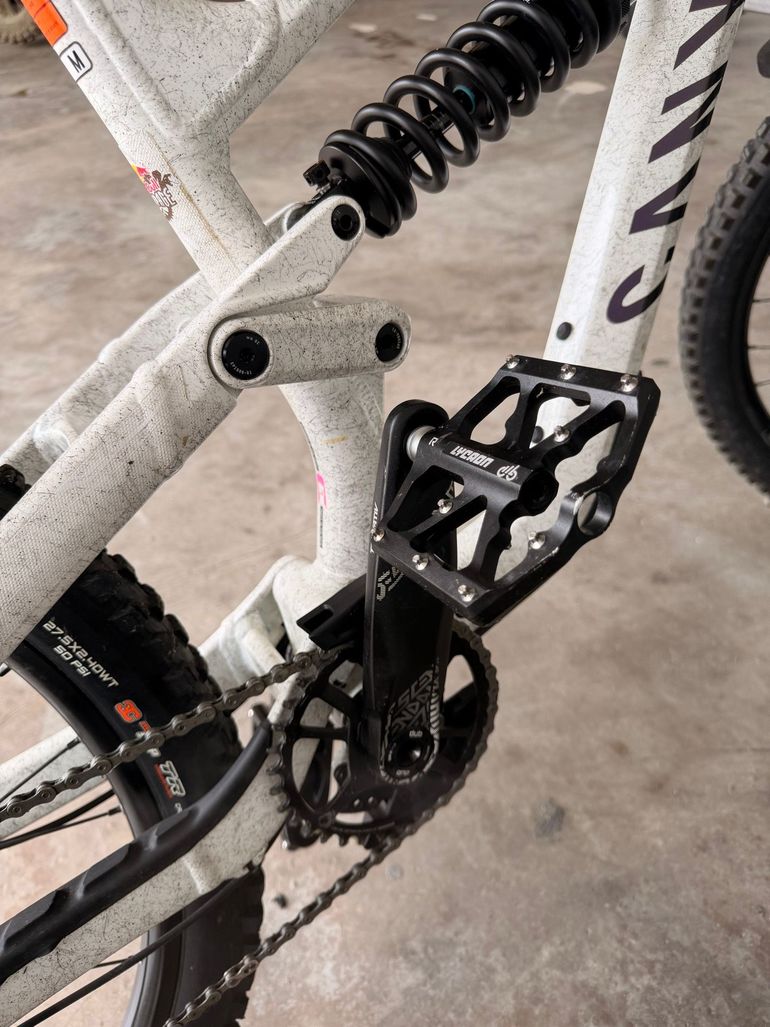 Canyon Torque DH CLLCTV 2025 2025 Mountainbike usato, Bianco — immagine 4 di 6