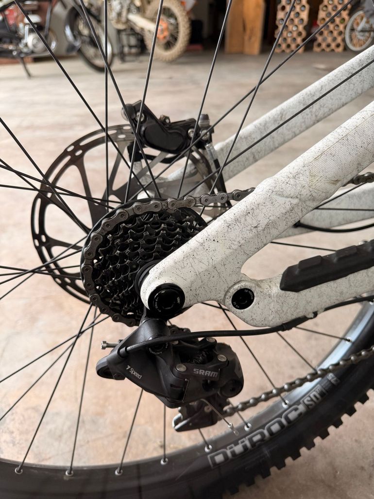 Canyon Torque DH CLLCTV 2025 2025 Mountainbike usato, Bianco — immagine 5 di 6