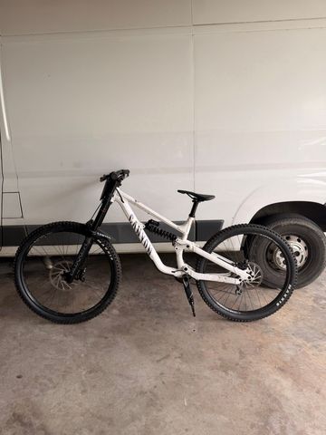 Used Canyon Torque DH CLLCTV 2025 2025 Mountainbike, White, 29, 27.5 — image 1 of 6