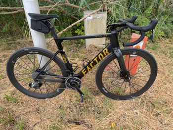 Tweedehands Factor OSTRO VAM SRAM RED ETAP 2025 GOLD EDITION 2025 Road & Gravel