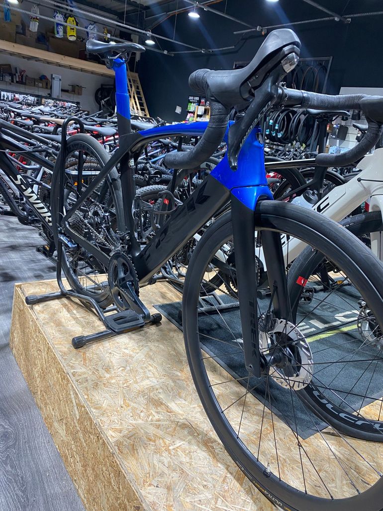 Trek Madone SL 7 2021 2021 Road & Gravel usato, Blu — immagine 2 di 5