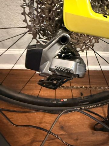 Used BMC Roadmachine 01 AMP ONE 2024 2024 Road & Gravel, Green — image 7 of 8