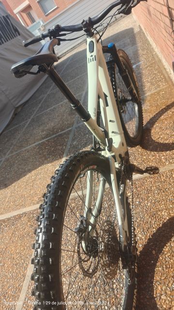 Used Spezialized Levo 2021 Mountainbike, Light Gray — image 2 of 4