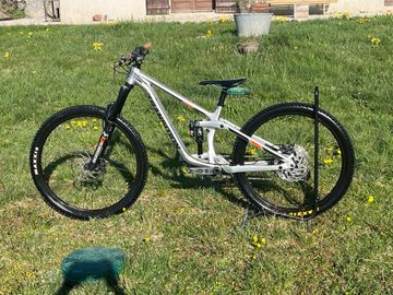 Used Transition Patrol Shimano Deore 2021 Mountainbike, Light Gray — image 1 of 12