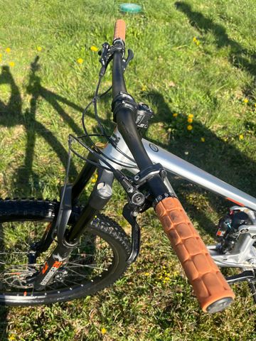 Used Transition Patrol Shimano Deore 2021 Mountainbike, Light Gray — image 7 of 12