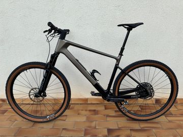 Gebrauchtes Focus RAVEN 8.9 2023 2023 Mountainbike, Hellgrau, 29 — Bild 2 von 6