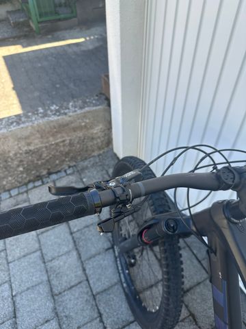 Used Trek Slash 8 2019 2019 Mountainbike, Black, 29 — image 9 of 13