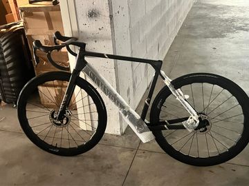 Used Canyon Ultimate CFR AXS 2025 2025 Road & Gravel, Black — image 1 of 8