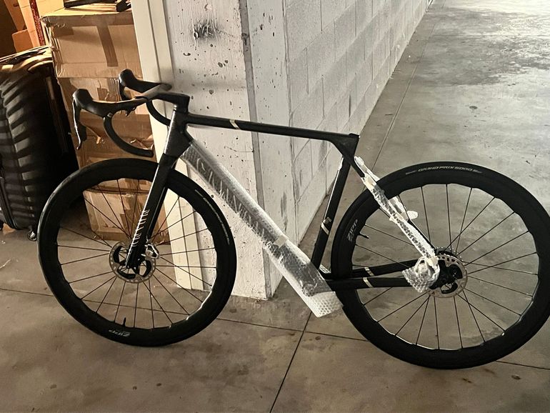 Used Canyon Ultimate CFR AXS 2025 2025 Road & Gravel, Black — image 1 of 8
