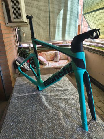 Used Bianchi Oltre Comp 105 Di2 2023 Frameset 2023 Road & Gravel, Green — image 4 of 5