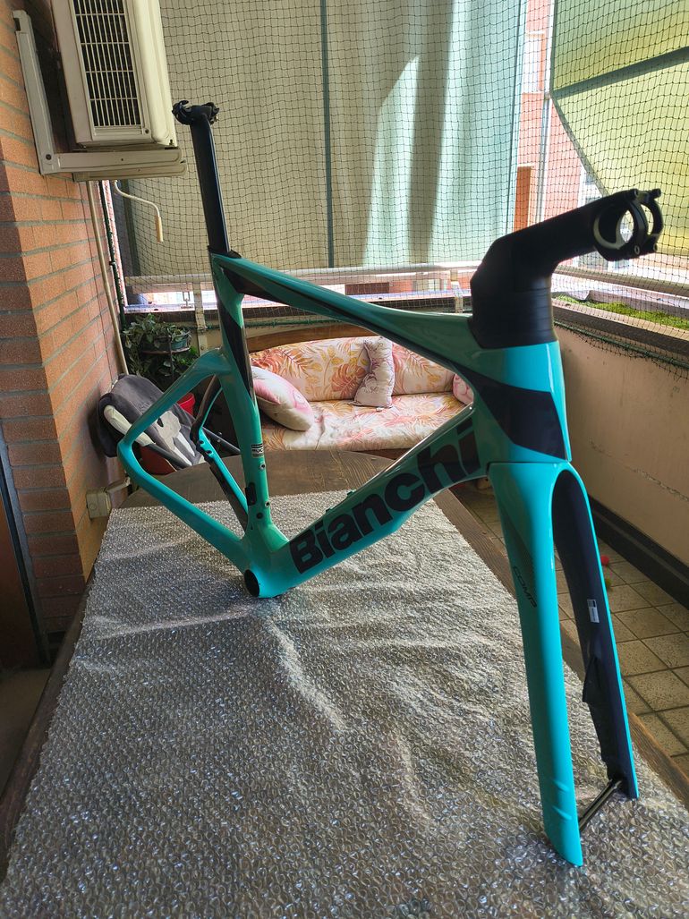 Używany Bianchi Oltre Comp 105 Di2 2023 Frameset 2023 Road & Gravel — zdjęcie 4 z 5