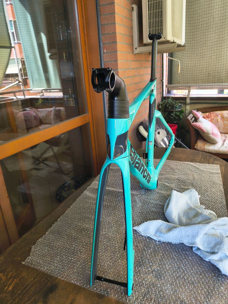 Używany Bianchi Oltre Comp 105 Di2 2023 Frameset 2023 Road & Gravel — zdjęcie 2 z 5