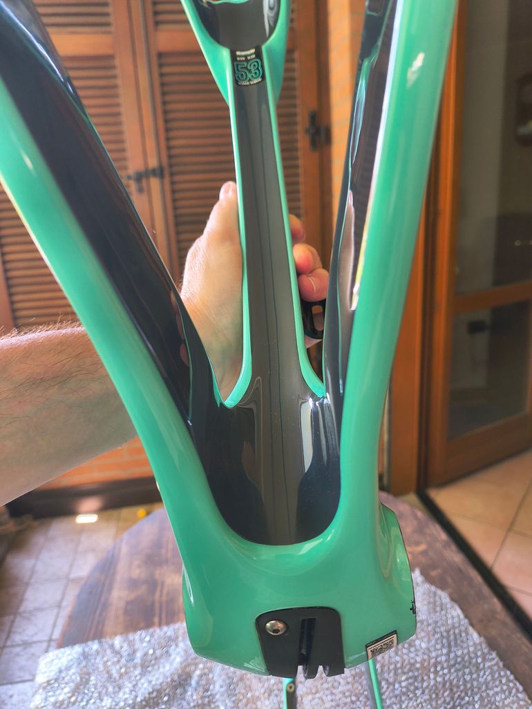 Używany Bianchi Oltre Comp 105 Di2 2023 Frameset 2023 Road & Gravel — zdjęcie 3 z 5