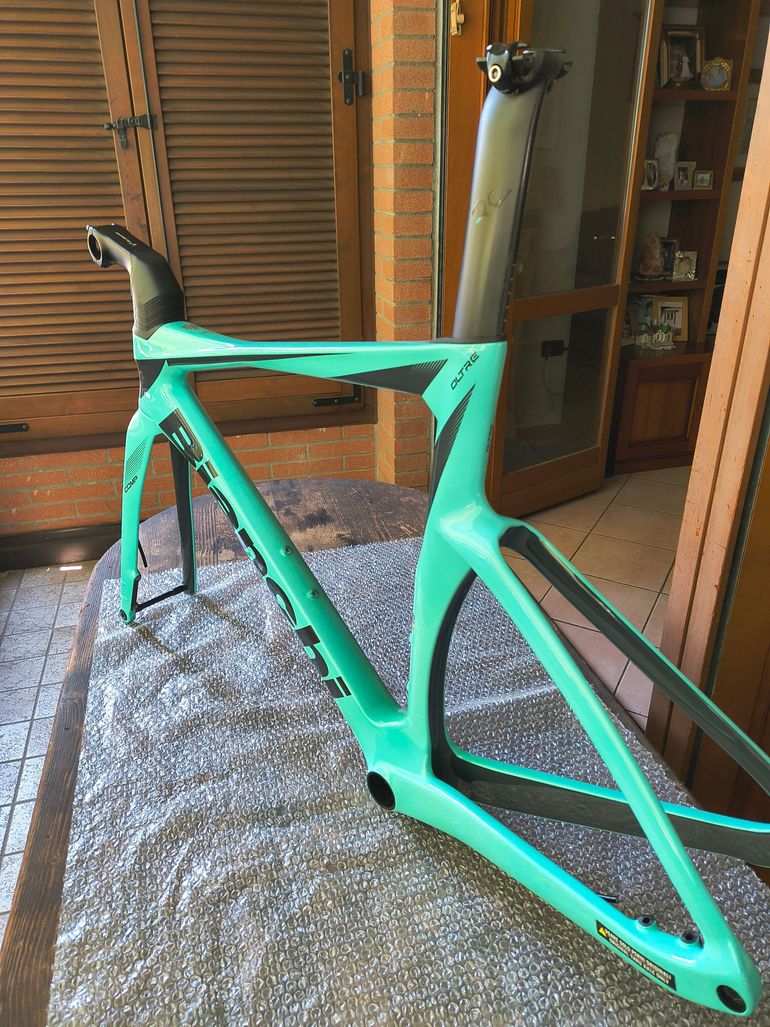 Używany Bianchi Oltre Comp 105 Di2 2023 Frameset 2023 Road & Gravel — zdjęcie 5 z 5
