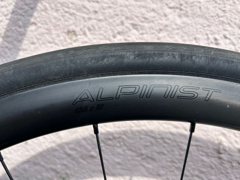 Used Specialized Tarmac Shimano Ultegra Di2 2023 Road & Gravel, Red — image 6 of 11