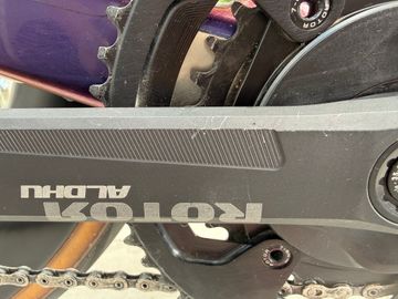 Canyon Aeroad CFR Disc Di2 2023 2023 Road & Gravel usato, Viola — immagine 9 di 14