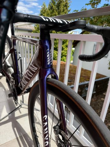 Canyon Aeroad CFR Disc Di2 2023 2023 Road & Gravel usato, Viola — immagine 8 di 14