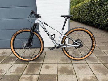 Used Trek Procaliber 6 2019 2019 Mountainbike, Light Gray, 27.5, 29 — image 2 of 7