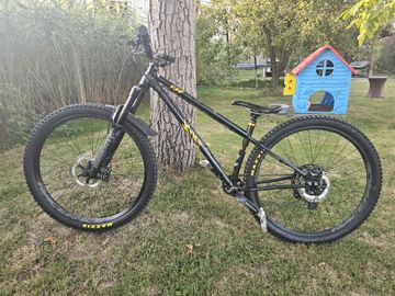 Kona I Am Selling Kona Honzo Esd In Excellent Condition. New XT Brakes Have Been Installed On The Front And Rear. New XT Discs Front And Rear. New Rear Hub XT. Forks Marzocchi Bomber Z1 150mm. 2023 MTB usato