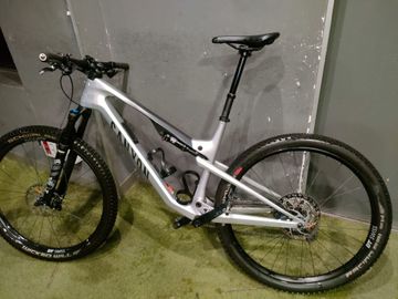 Canyon Lux Trail CF 7 2026 2026 Mountainbike usato, Grigio chiaro — immagine 3 di 11