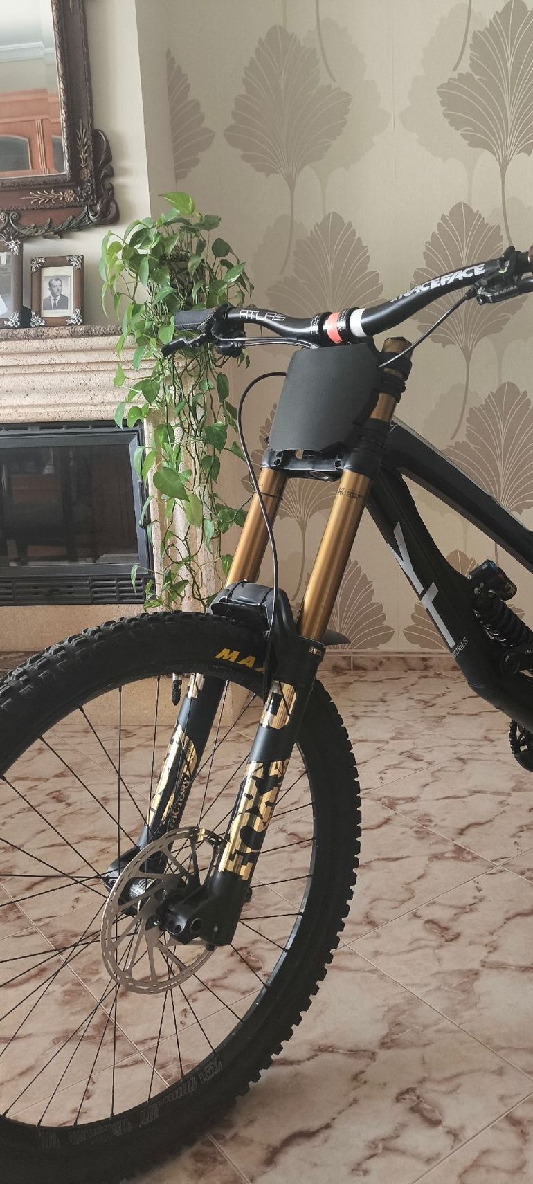 YT Industries Tues CF 2018 2018 Mountainbike usato, Nero — immagine 2 di 10