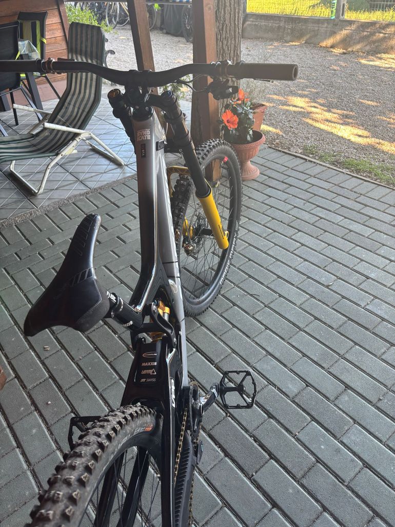 Used Santa Cruz V10 SRAM GX Eagle 2024 Mountainbike, Light Gray — image 2 of 5