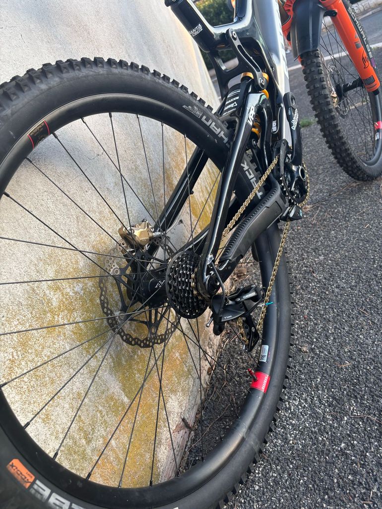 Used Santa Cruz V10 SRAM GX Eagle 2024 Mountainbike, Light Gray — image 4 of 5