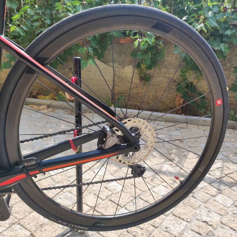 BMC Roadmachine 01 FOUR 2019 2019 Road & Gravel usato, Nero — immagine 5 di 8