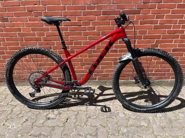 Used Trek Roscoe 9 2023 2023 Mountainbike, Red, 29 — image 1 of 14