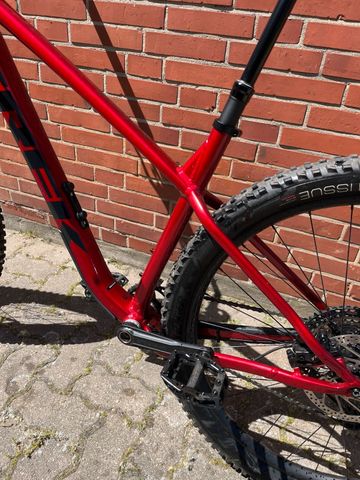 Used Trek Roscoe 9 2023 2023 Mountainbike, Red, 29 — image 7 of 14
